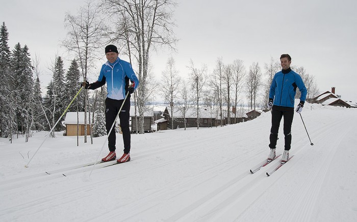 Esben och Joe Erlend testar vallan på sina skidor inför Vasaloppet.