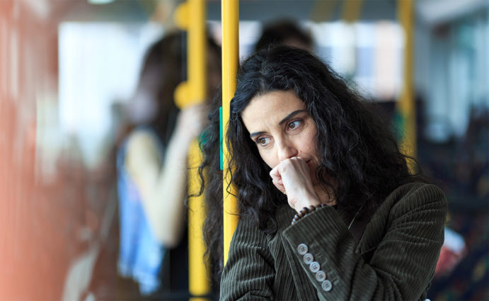 Kvinna står på buss och funderar på om hon ska lämna in ansökan om uppsägning