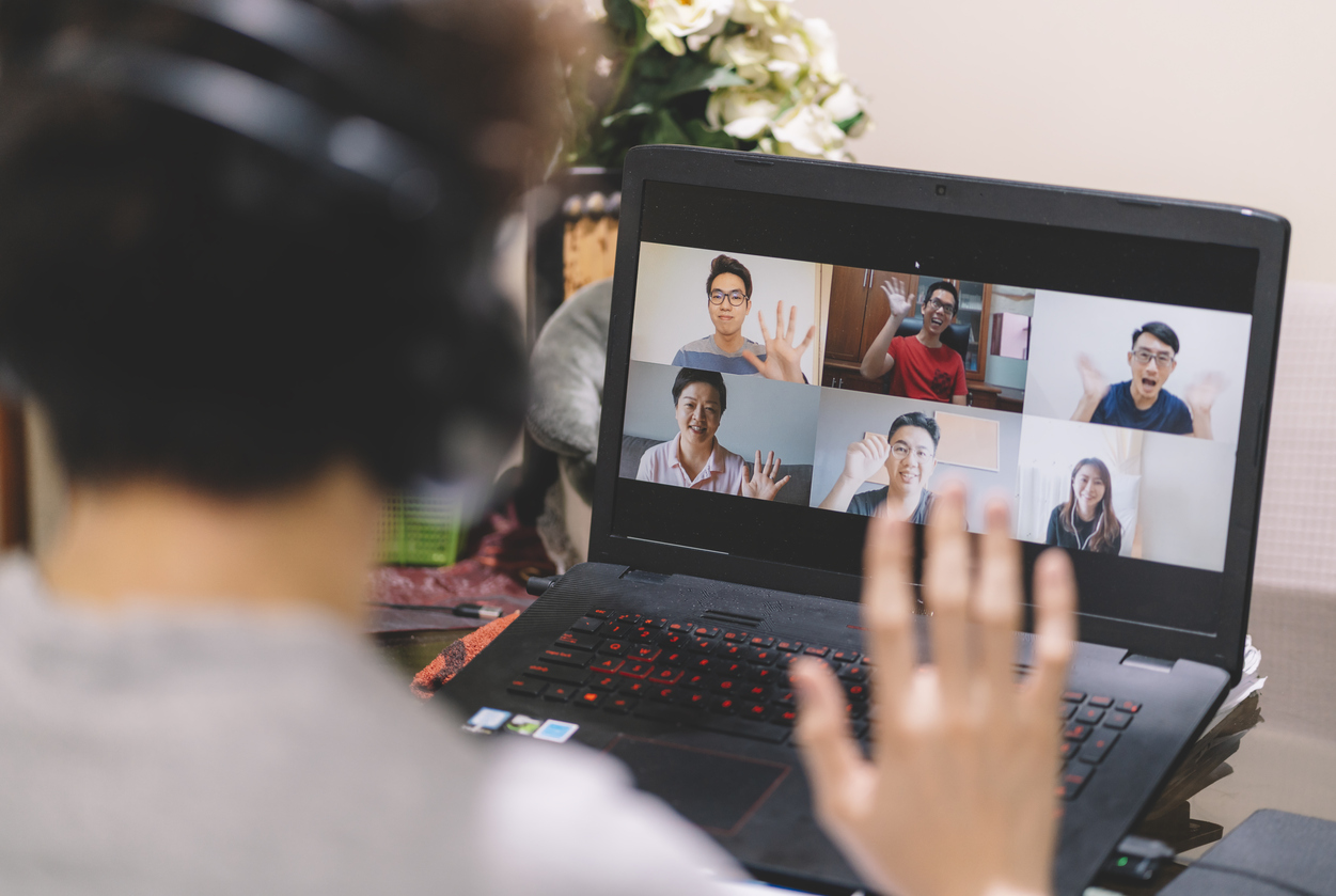 Man vid laptop har digitalt möte