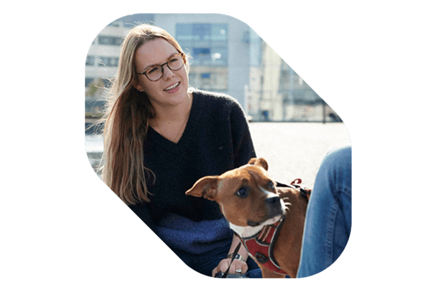 kvinna utomhus med hund